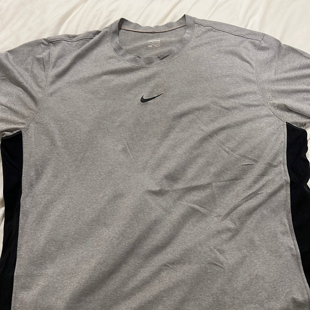 Nike t shirt short sleeve grey
